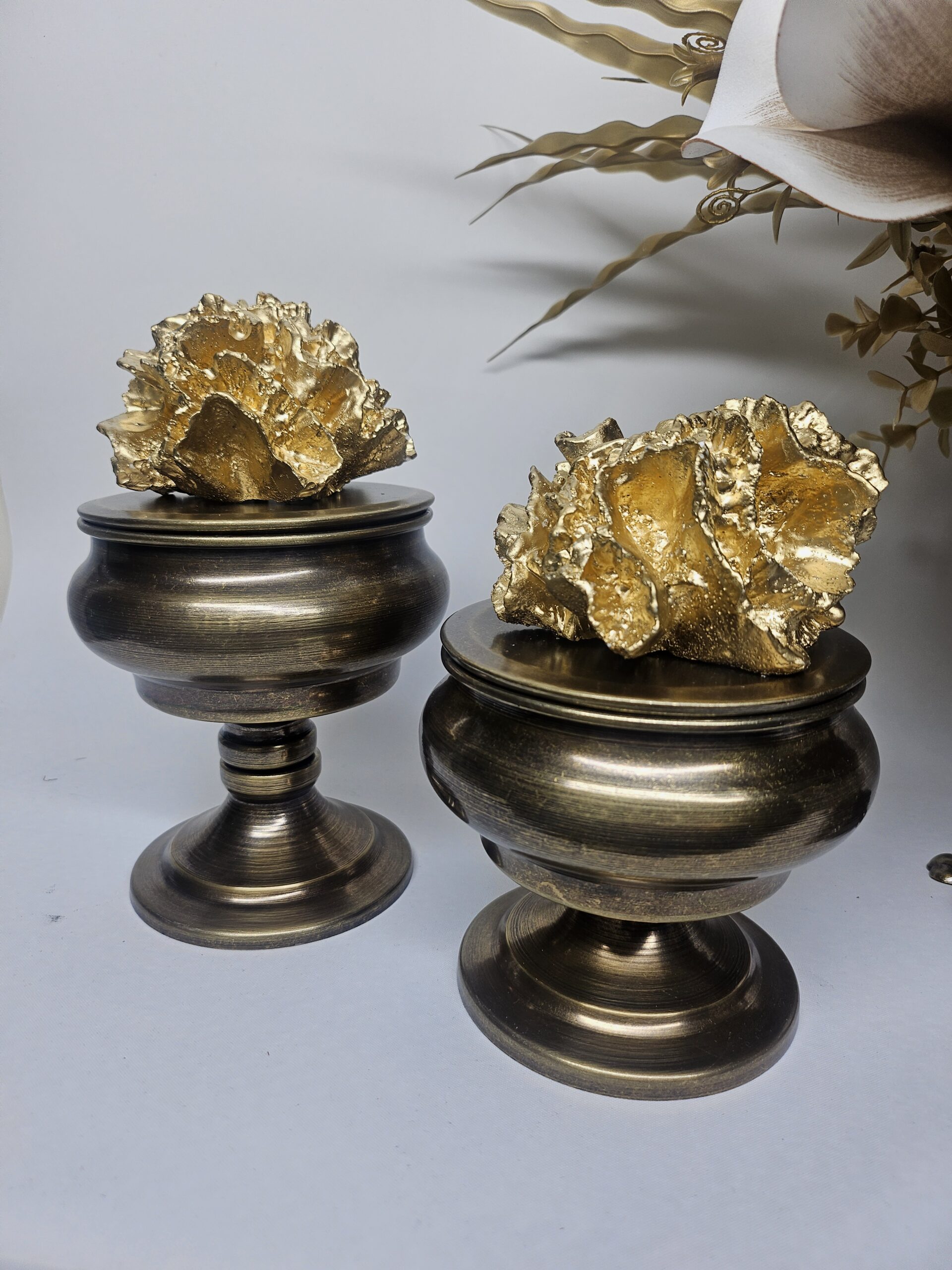 Kristal Taşlı Ayaklı Vazo, Gold Şekerlikler ve El Üflemesi Cam Mumluklardan Oluşan El Yapımı Antik Pirinç 5’li Lüks Dekorasyon Seti - Görsel 5