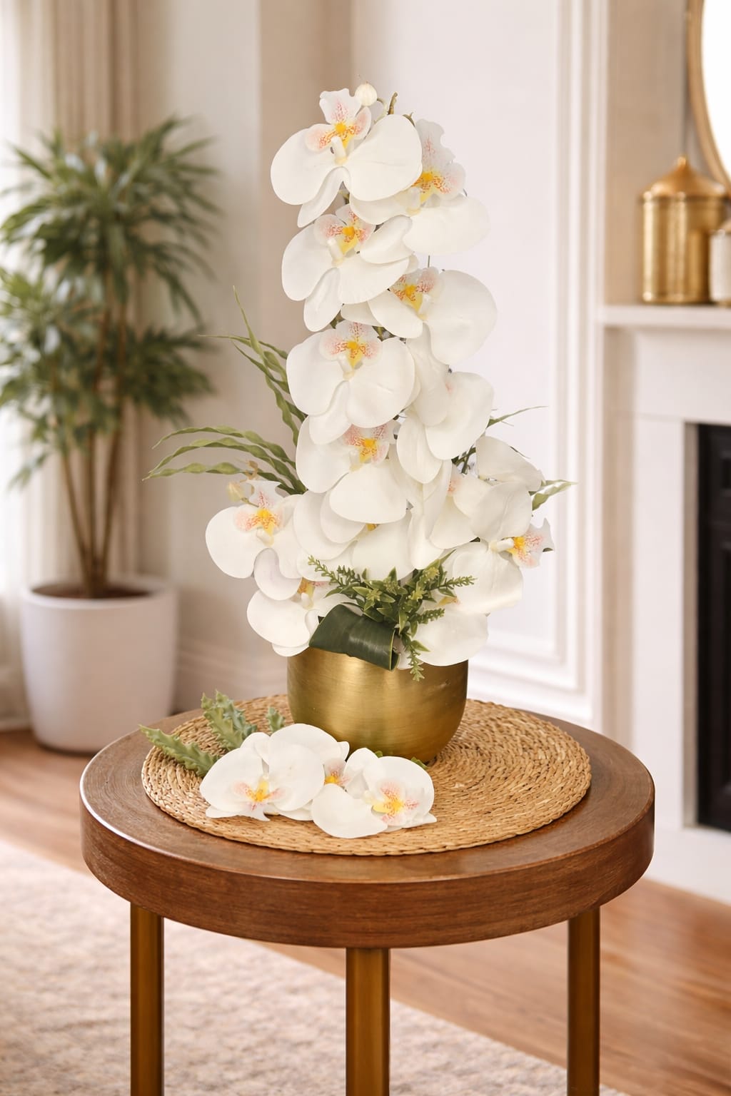 Hasır Suplalı Eskitme Pirinç Cezve Şeklinde Metal Saksıda 3 Dal Beyaz Orkide Aranjmanı – Lüks Yapay Phalaenopsis Ev Dekoru – YalinHome