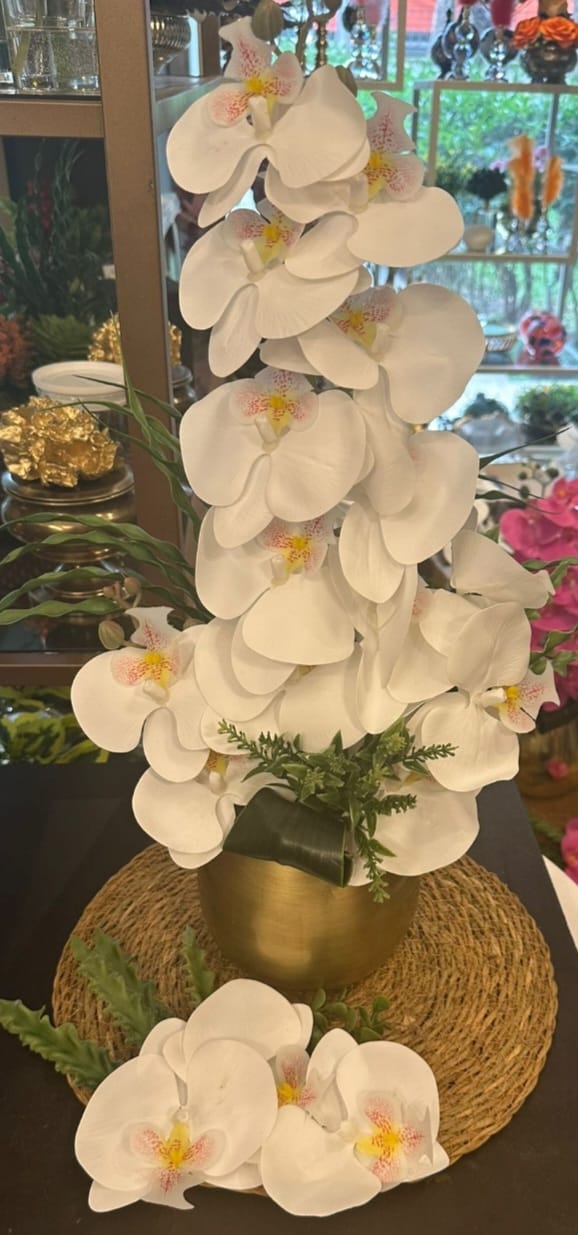 Hasır Suplalı Eskitme Pirinç Cezve Şeklinde Metal Saksıda 3 Dal Beyaz Orkide Aranjmanı – Lüks Yapay Phalaenopsis Ev Dekoru – YalinHome - Görsel 2