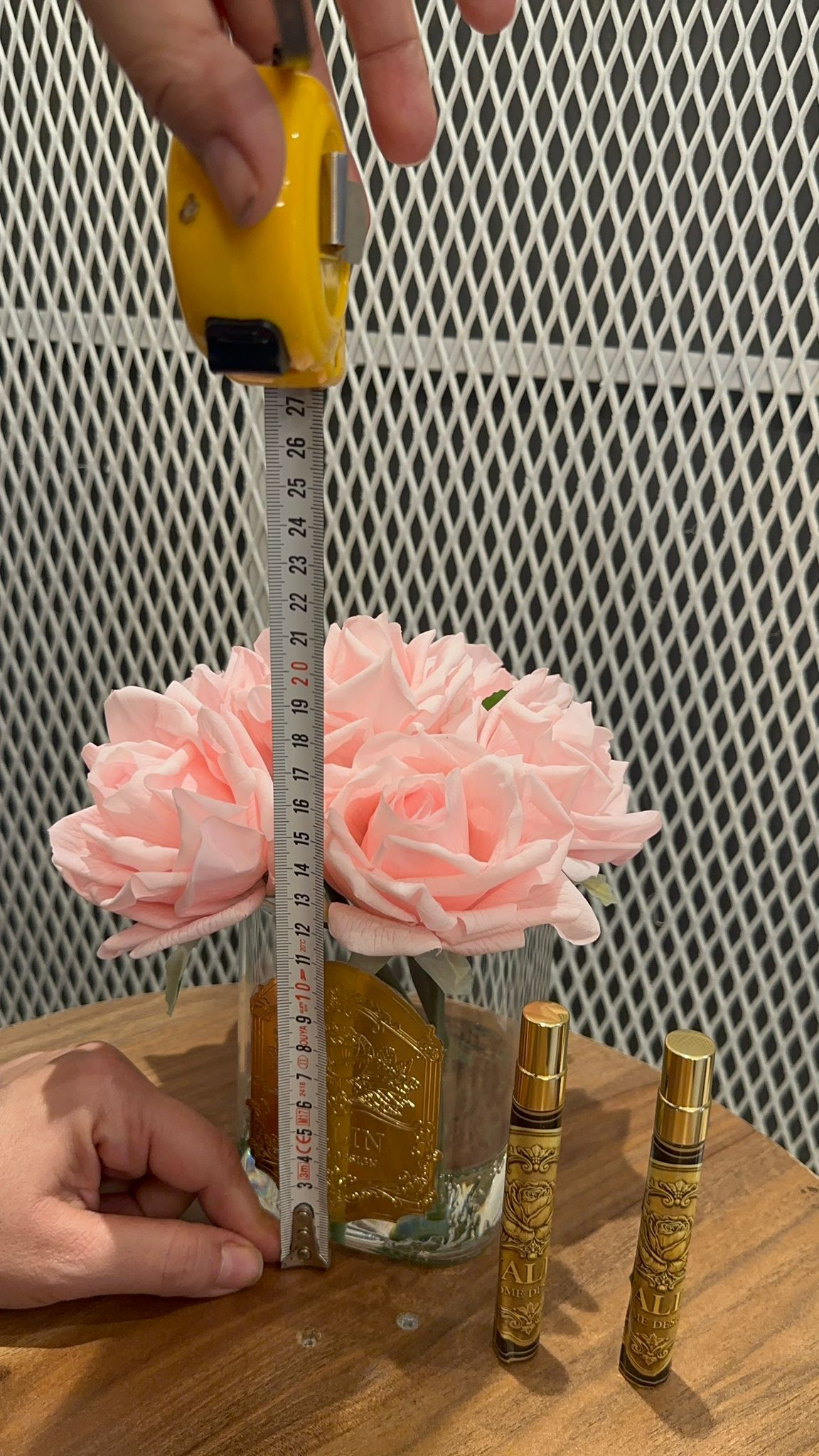 YALIN Kare Cam Fanus İçinde 3’lü Pembe Islak Görünümlü Gül – Epoksi Su Efektli Çiçek Aranjmanı – Altın Metal Detaylı – Hediye Kutulu ve 2’li Oda Kokulu - Görsel 4